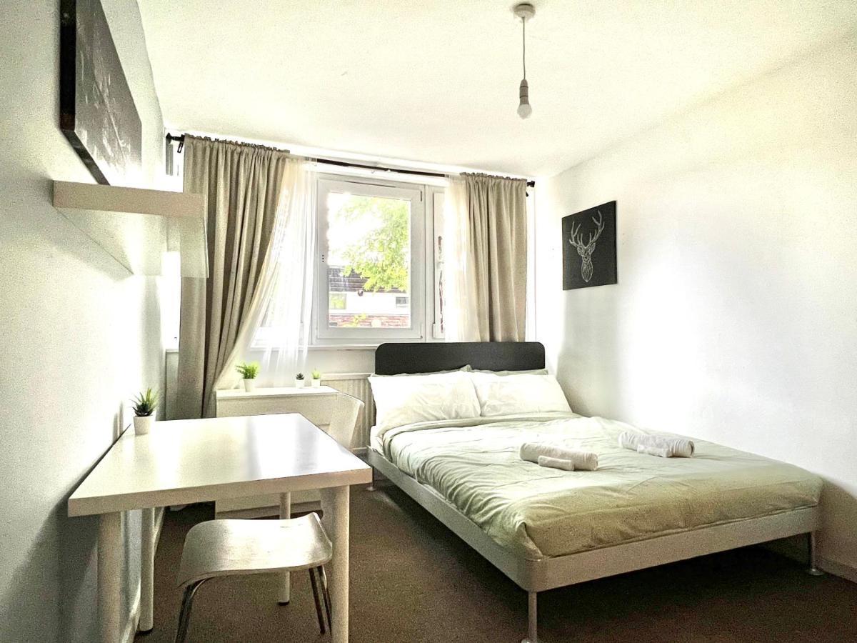 Private Bedrooms In A Flat! Home Away From Home! Shared Bathroom Лондон Экстерьер фото